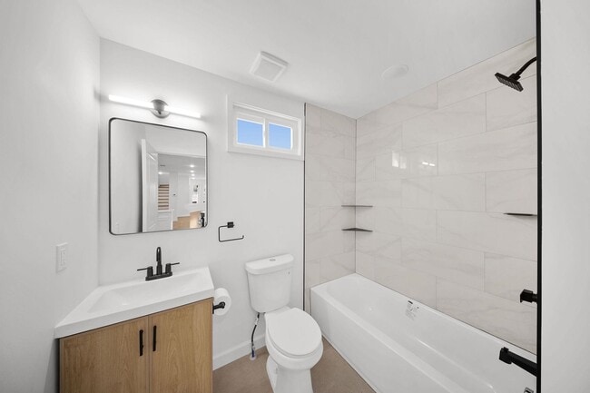 Building Photo - 319 William St