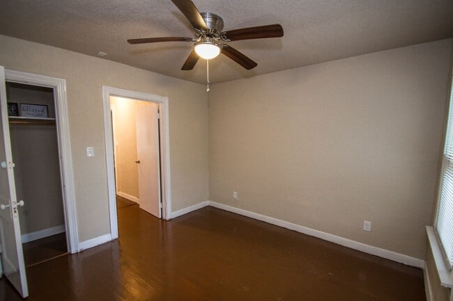 Building Photo - 932 Poinsettia St