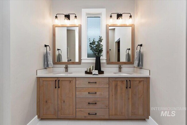 Building Photo - 4880 S Colusa Ave