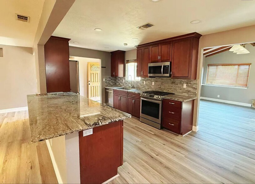Building Photo - 417 Bourdet St