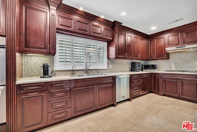 Building Photo - 326 N Doheny Dr