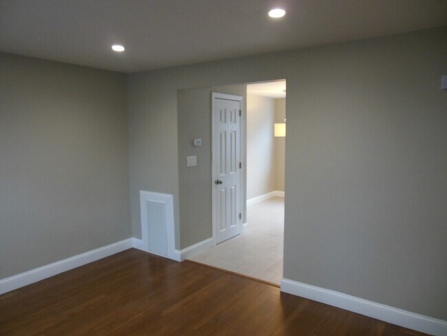 Building Photo - 84 Hooper Rd