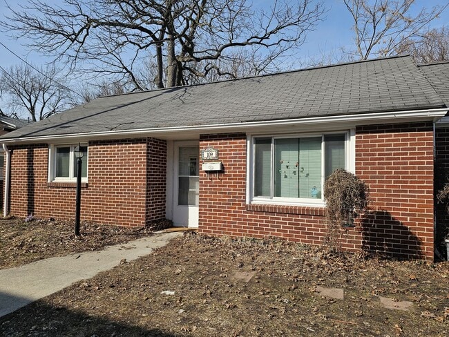 Building Photo - Cozy Two Bedroom Single Family Home