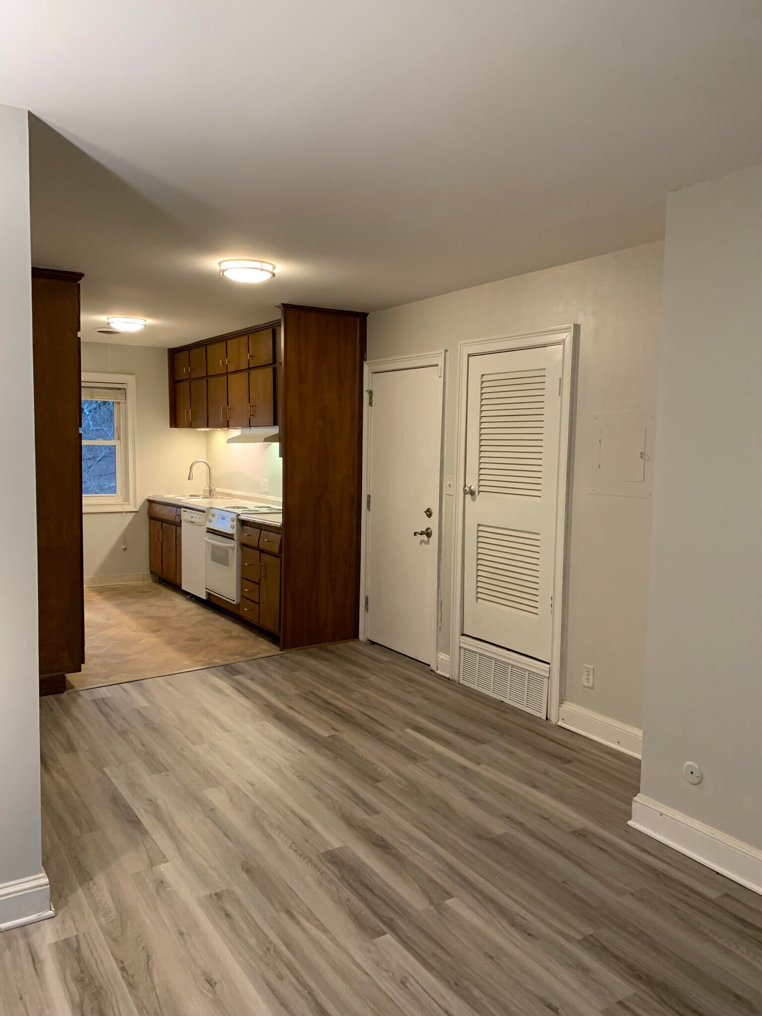 Building Photo - 3668 Kingsboro Rd NE