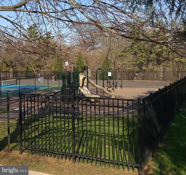 Building Photo - 404 Hopkins Ct