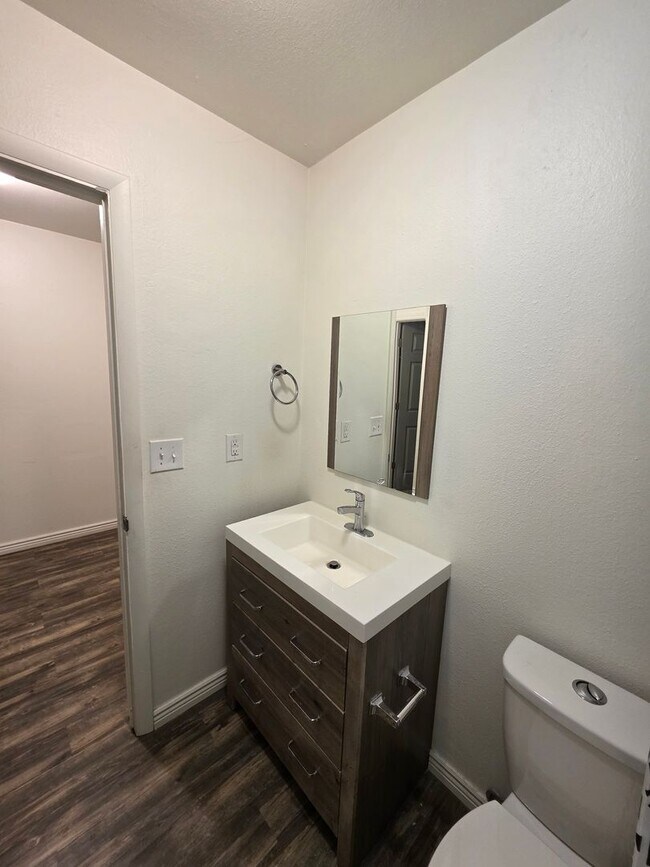 Building Photo - !!NEW PRICE DROP!! Massive 5 Bedroom Townh...