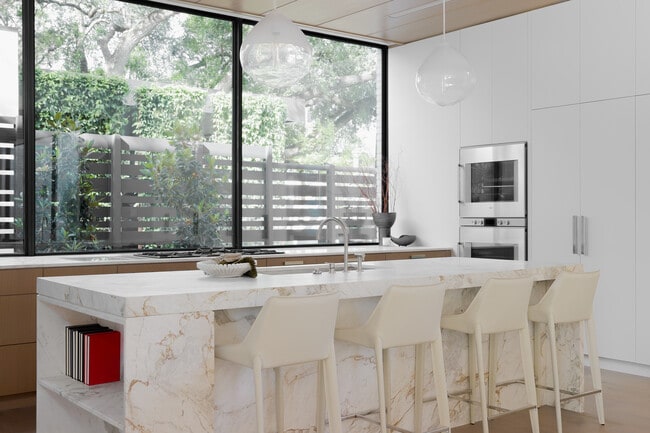 Building Photo - 2106 Matthews Dr