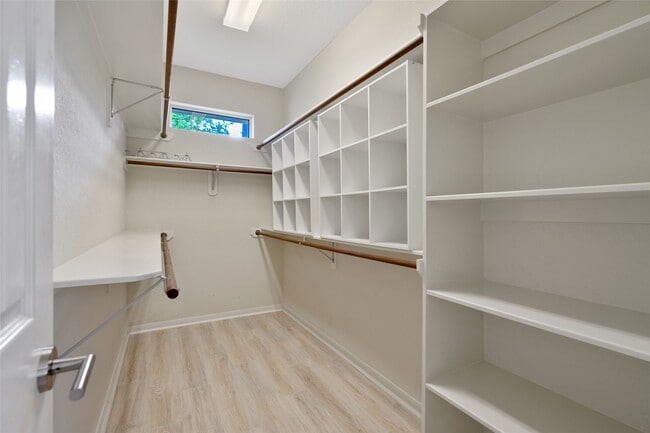 Building Photo - 30 Taupewood Pl