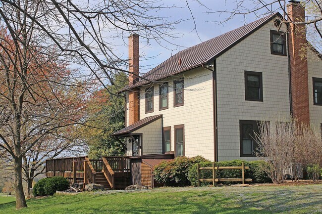 Building Photo - Beautiful Country Home With Picturesque Views