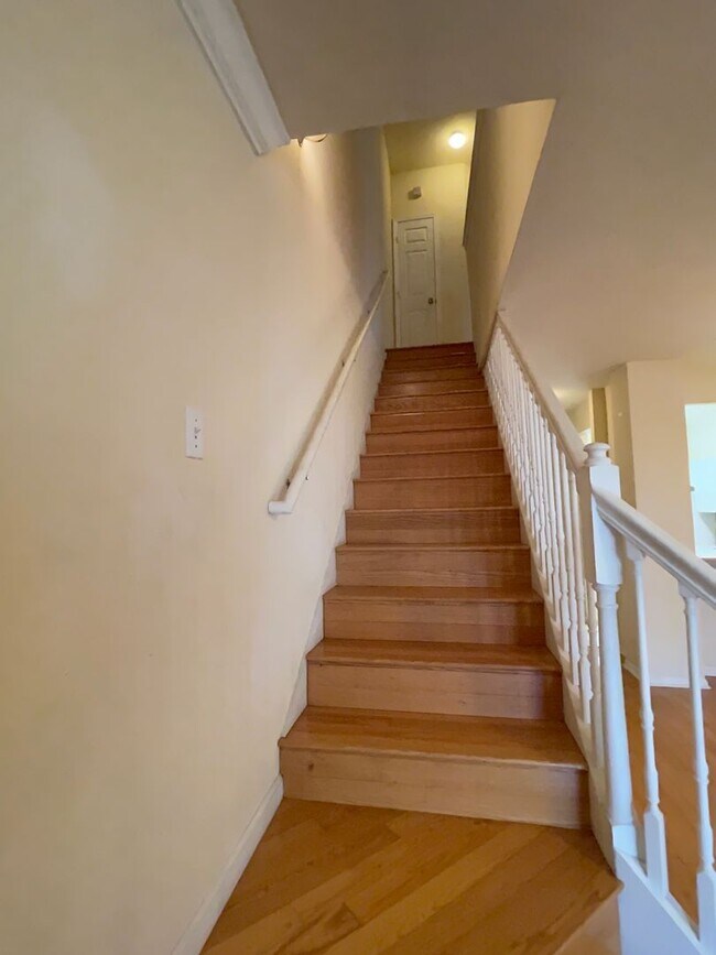 Building Photo - Beautiful 2 bedroom 2.5 bathroom townhome