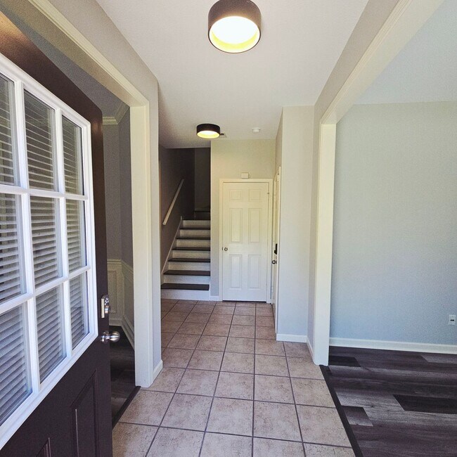 Building Photo - Spacious 3 BR / 2.5 BA in Birmingham!