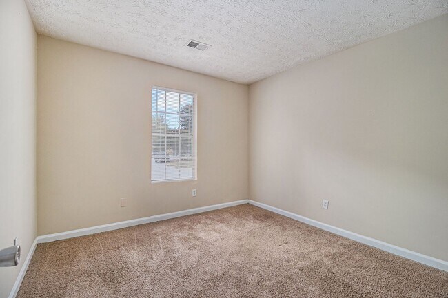 Building Photo - 4 Bedroom 3 Bath House