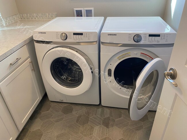 Building Photo - 3-Level Home with Garage and Primary Suite