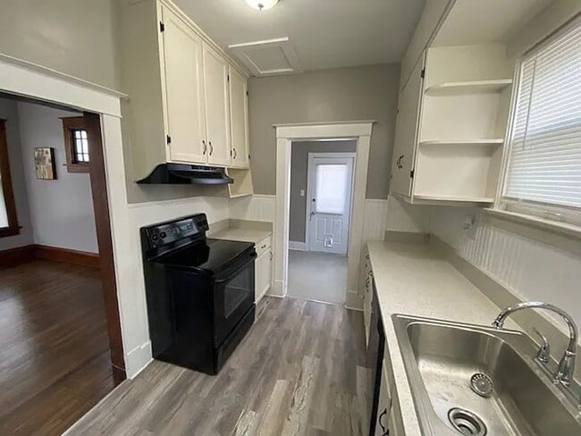 Building Photo - Big 2BR with appliances, nicely updated! Great for students or professor.