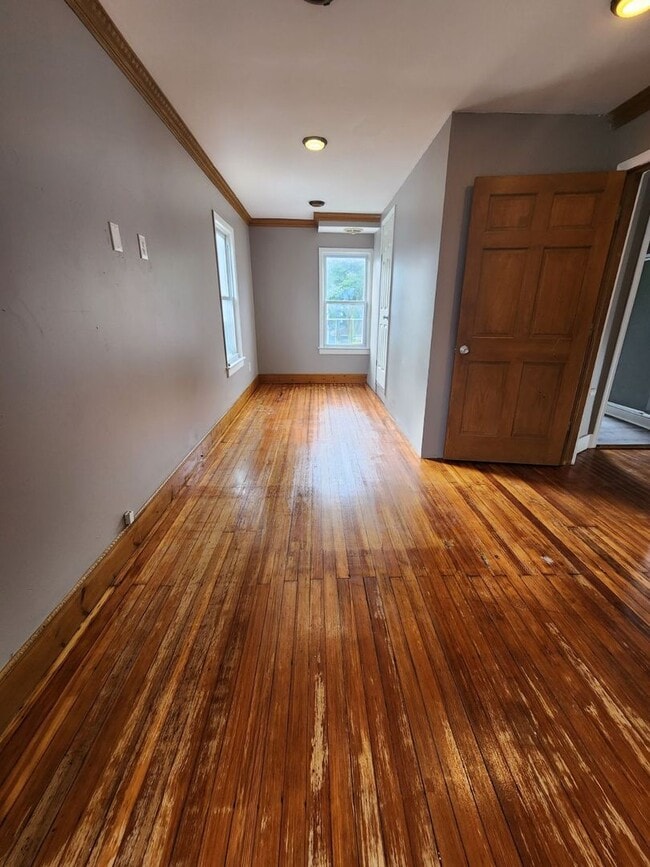 Building Photo - Three Bedroom Single Family Home!