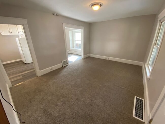 Building Photo - Charming 3BR with Main-Level Suite, Garage...