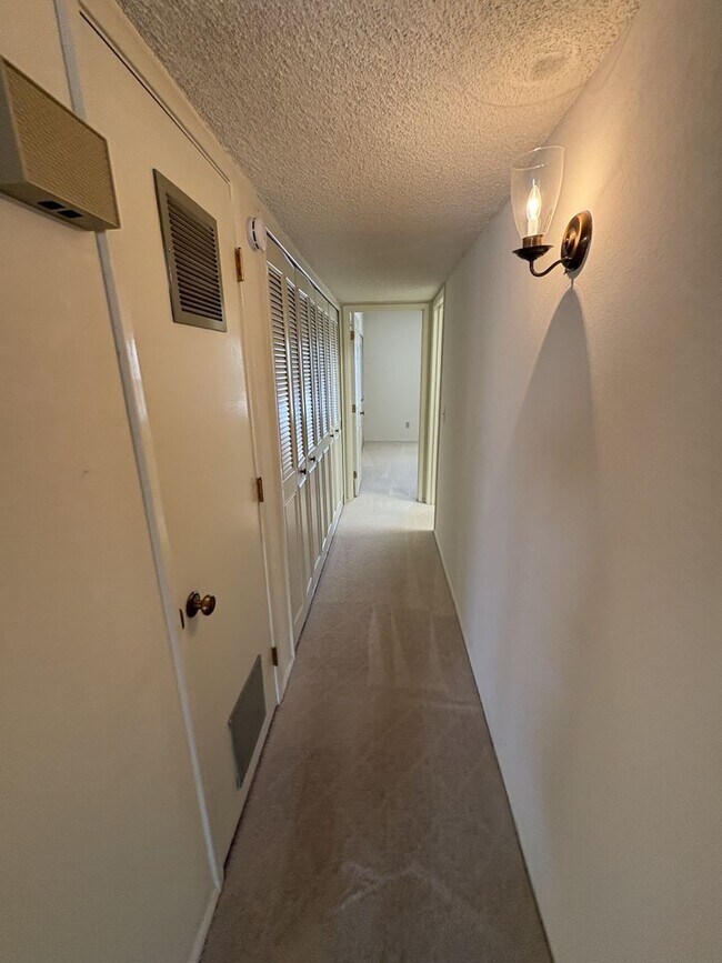 Building Photo - 9061 E Palms Park Dr