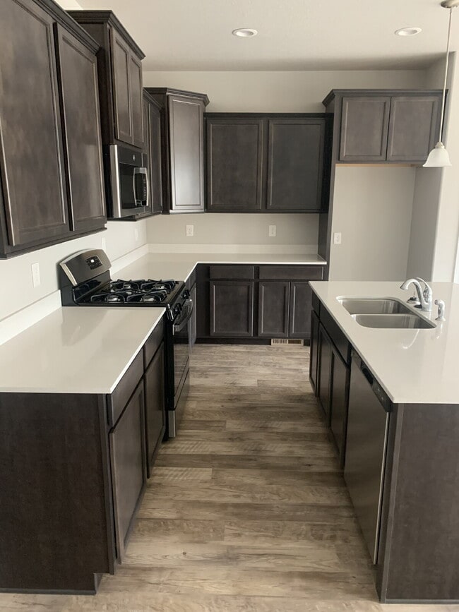 Building Photo - 5 bedroom 3 bath in Banning Lewis Ranch style home