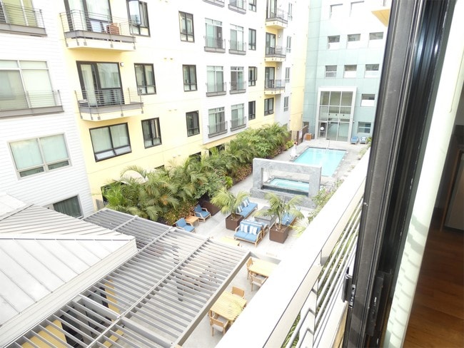 Building Photo - 889 Date St