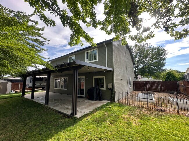 Building Photo - "Spacious 4-Bedroom Gem with 2.5 Bathrooms...