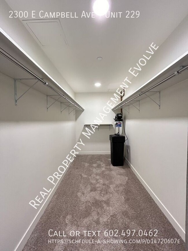 Building Photo - Luxurious Living In This High-end Condo! *...