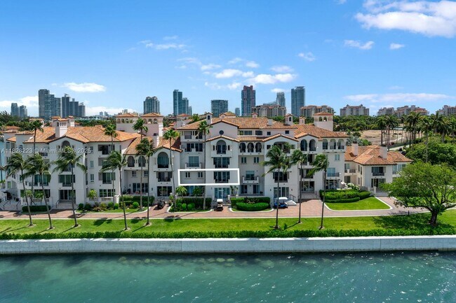 Building Photo - 2424 Fisher Island Dr
