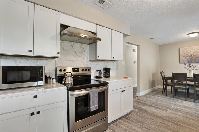 Building Photo - 4 Bedroom, 2 Bath Brick Home in Savannah