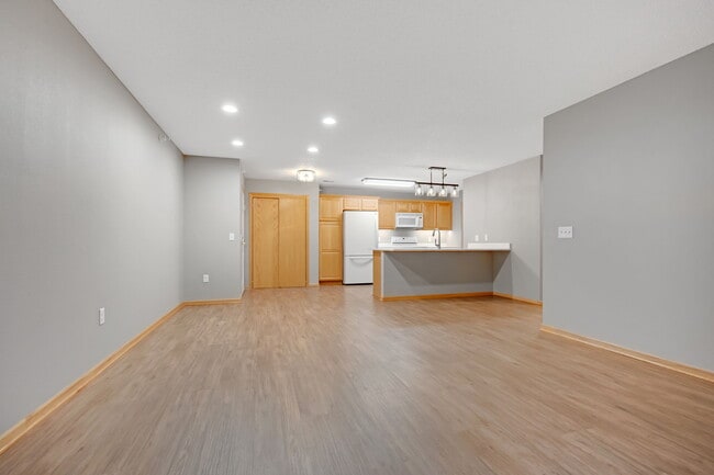 Building Photo - 15631 Linnet St NW