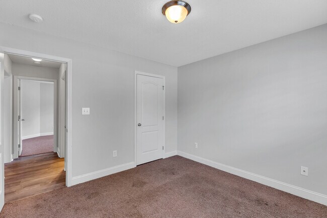 Building Photo - 211 High Green Dr