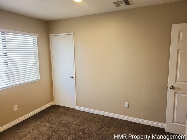 Building Photo - Spacious Town House