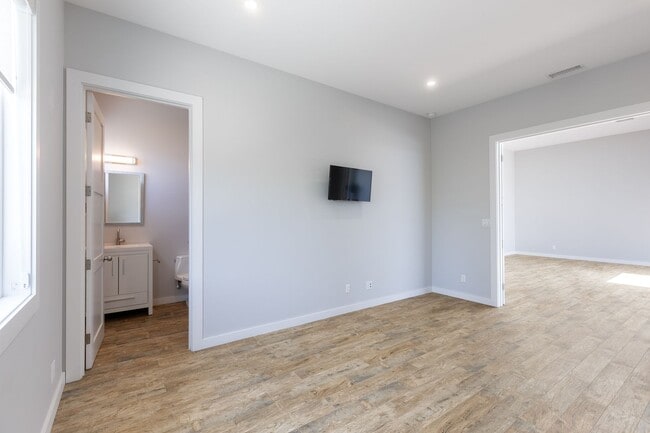 Building Photo - 4 Br 5 Ba with STUNNING VIEWS and Jacuzzi