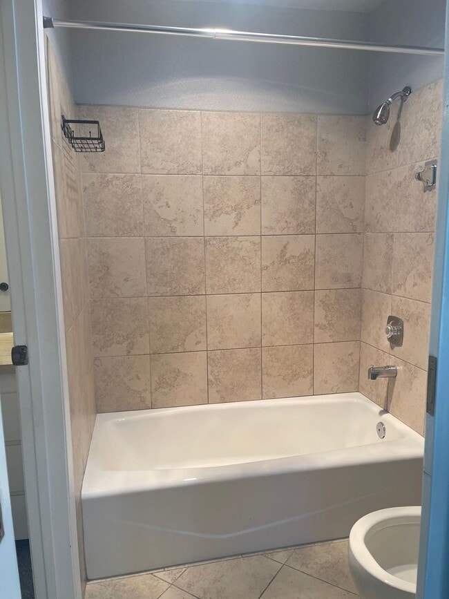 Building Photo - Roomy Lynnwood Townhouse-Style Condo With Upgrades