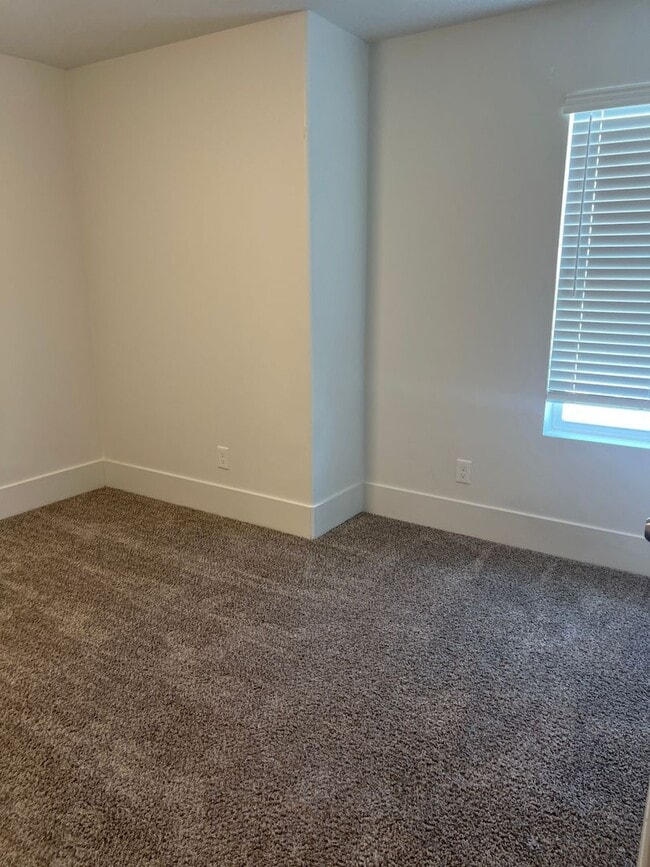 Building Photo - Townhouse in Evanston *Move in Special *