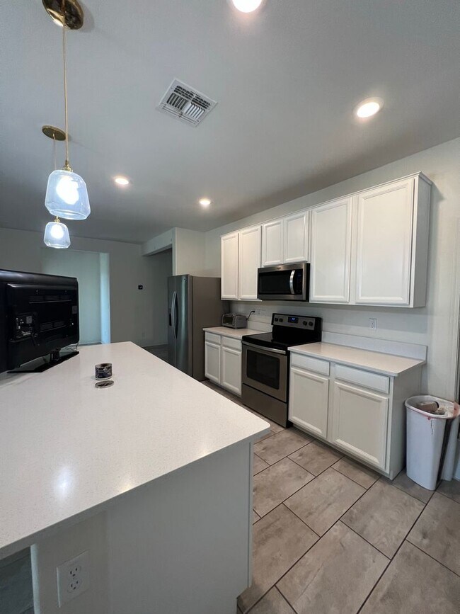 Building Photo - 5407 S 18th Pl