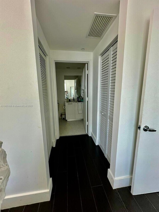 Building Photo - 950 Brickell Bay Dr