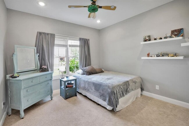 Building Photo - Spacious 5-Bedroom Retreat for Rent – Priv...