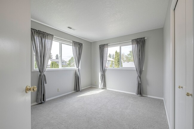 Building Photo - Spacious 5-Bedroom Home with Beautiful Bac...