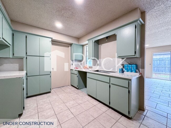 Building Photo - 7024-26 Woodlake Duplex