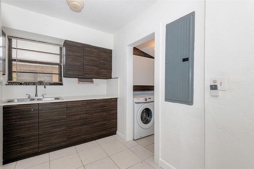 Building Photo - 2631 Alcazar Dr