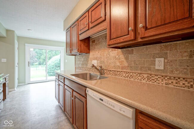 Building Photo - 10924 Lakeshore Dr W