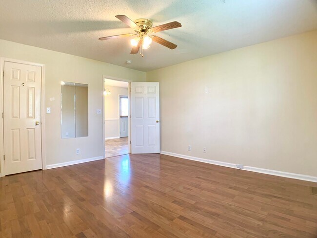 Building Photo - 605 Millie Dr
