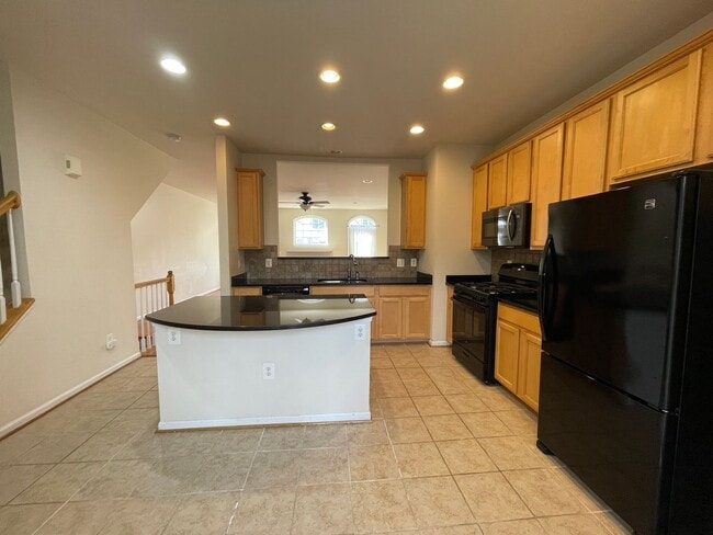 Building Photo - Stunning Light-Filled 3 Bed 2/2 Bath Townhome In Sought After Brambleton