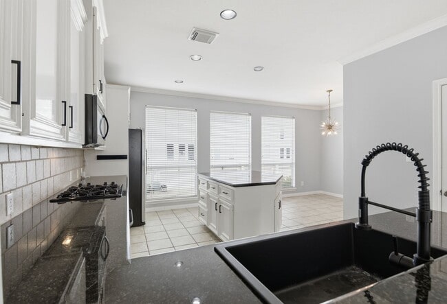 Building Photo - Charming Corner Townhouse in the Heart of Midtown