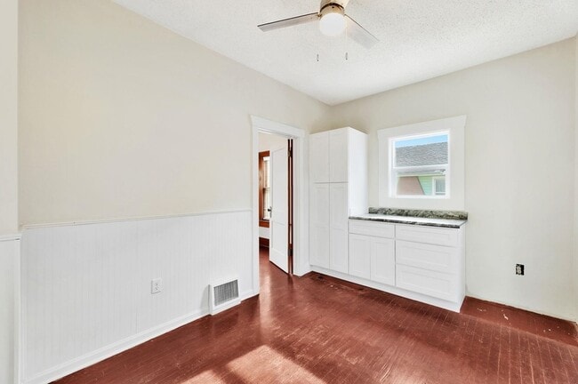 Building Photo - 637 S Holyoke St