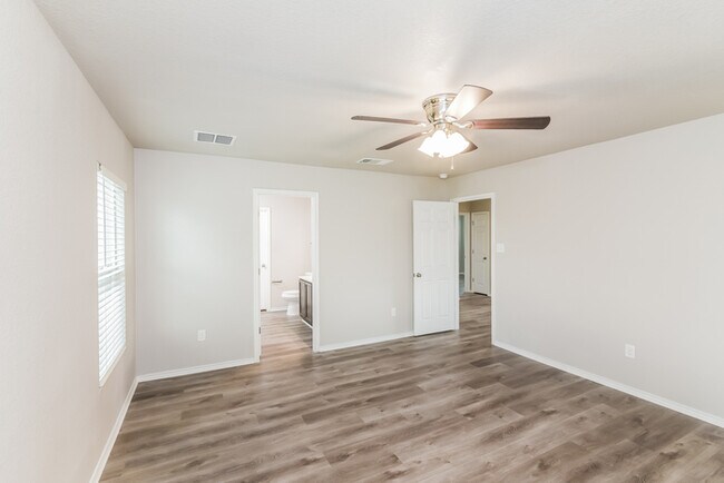 Building Photo - 15210 Pandion Dr