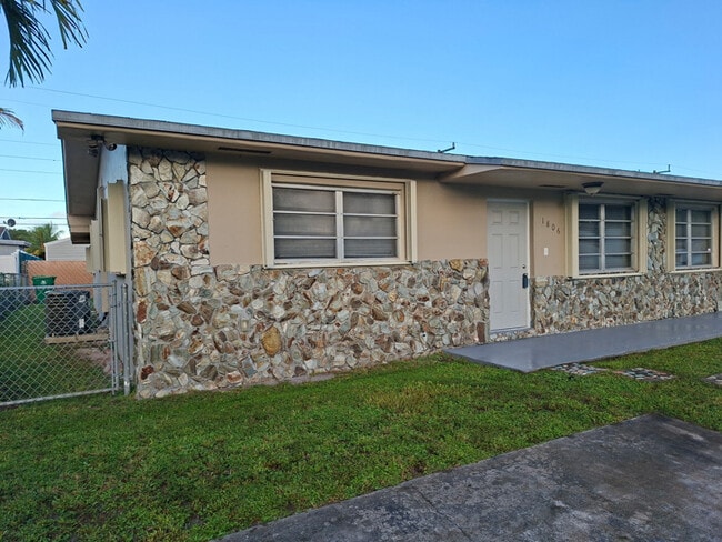Building Photo - 1806 SW 97th Ave
