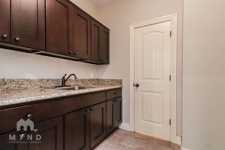 Building Photo - 610 Hawthorn Way