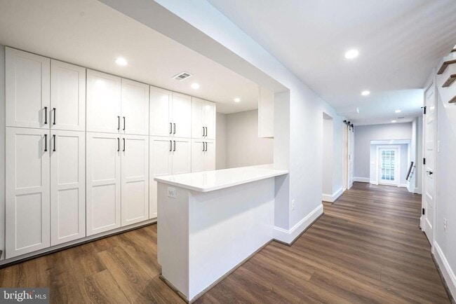 Building Photo - 2314 N Kenmore St