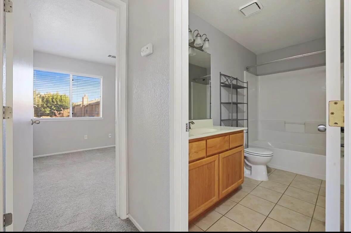 Building Photo - 552 Pirinen Ln