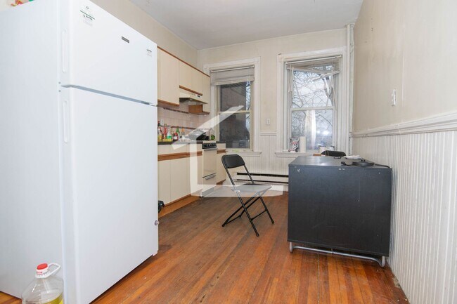 Building Photo - Harvard St Near Brighton Ave 9/1  Split 2 bed 1100 per person Students ok Walk to everything in A...